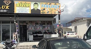 Depremde eşini kaybeden esnaf, müşterileri kendisini tanısın diye vesikalık fotoğrafını iş yerinin önüne astı