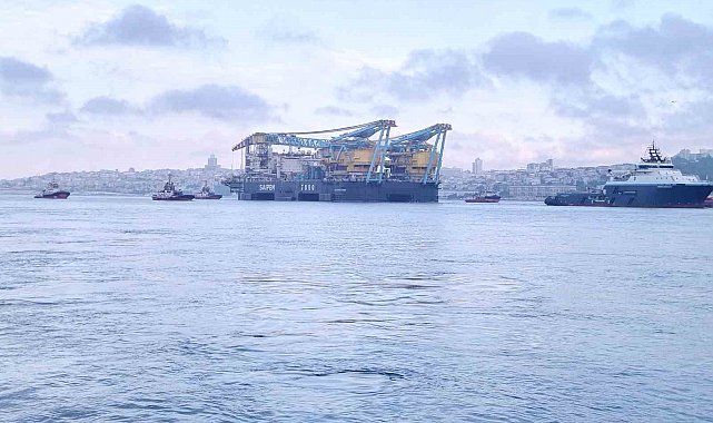 Dev vinç gemisi 'Saipem 7000' İstanbul Boğazı'ndan geçiyor