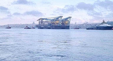 Dev vinç gemisi 'Saipem 7000' İstanbul Boğazı'ndan geçiyor
