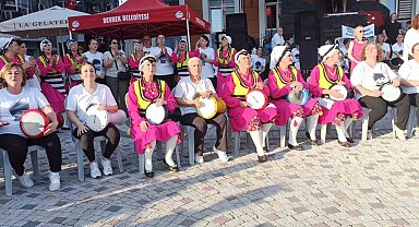 Devrek'te düzenlenen şenlikte vatandaşlar doyasıya eğlenmenin tadını çıkardılar.