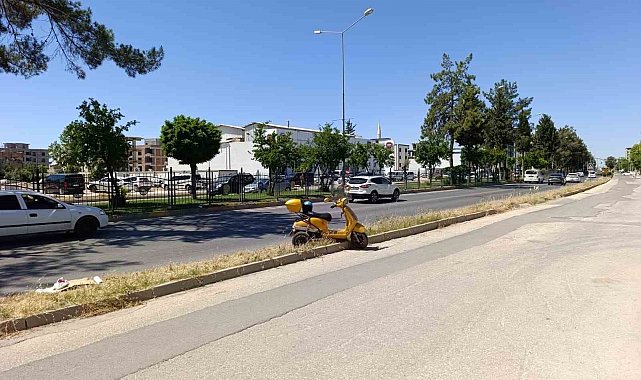 Devrilen elektrikli motosikletin sürücüsü yaralandı