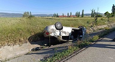 Devrilen otomobilde bir kişi öldü, 3 kişi yaralandı