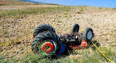 Devrilen traktörün altında kalan sürücü hayatını kaybetti