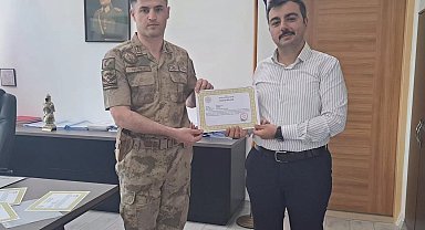 Dicle Kaymakamı Atış'tan jandarma personeline başarı belgesi