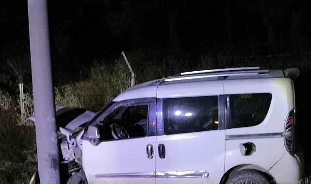 Direğe çarpan hafif ticari aracın sürücüsü yaralandı