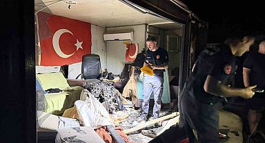 Direğe çarpan otomobilin motoru fırlayıp işçilerin kaldığı barakaya uçtu: 1 ağır yaralı