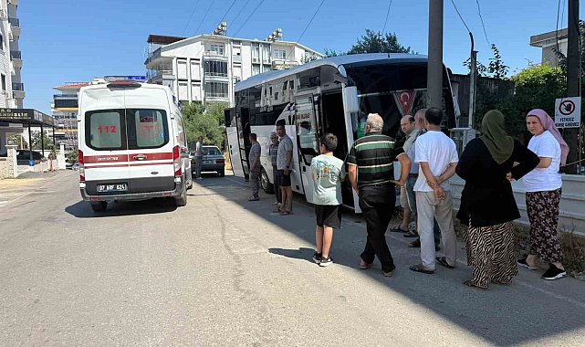 Direksiyon başında rahatsızlanan servis şoförünün kullandığı midibüs direğe çarptı