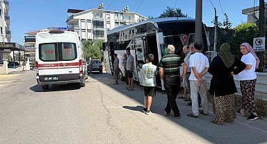 Direksiyon başında rahatsızlanan servis şoförünün kullandığı midibüs direğe çarptı