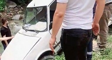 Direksiyon hakimiyeti kaybolan otomobil şarampole uçtu