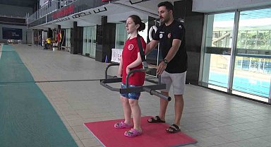 Dişleriyle tuttuğu kemerle şampiyon oldu
