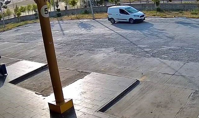 Diyarbakır'da 3 kişinin yaralandığı trafik kazası güvenlik kameralarına yansıdı