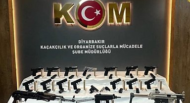 Diyarbakır'da bir otomobilin gizli bölmelerinden çok sayıda silah çıkartıldı