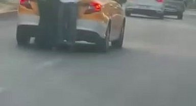 Diyarbakır'da patenli gençlerin tehlikeli yolculuğu