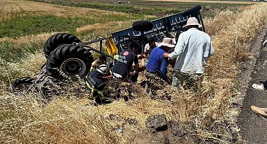 Diyarbakır'da takla atan traktörün altında kalan sürücüsü yaralandı