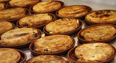 Diyarbakır'da tandırda çömleklerde pişirilen yeni lezzet börek talep görüyor