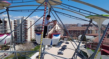 Dönme dolabın zirvesinde macera dolu saç kesimi