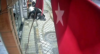 Dört kişi tarafından öldüresiye darbedildi: Olay anı kameraya yansıdı