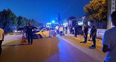 Düğün salonu önünde kaza: 4 yaralı