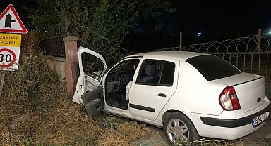 Duvara çarpan otomobilin sürücüsü yaralandı