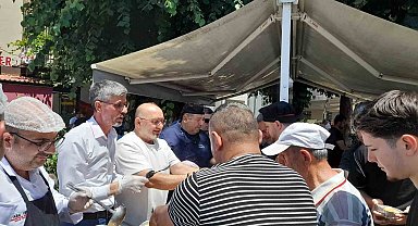 Düzce'de bin kişinin ağzı AK Parti tarafından dağıtılan aşure ile tatlandı