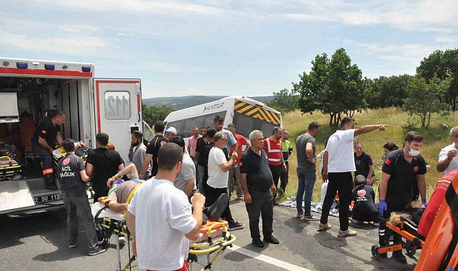 Edirne'de yolcu minibüsü tıra çarptı: 16 yaralı