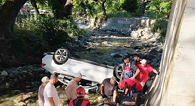 Edremit'te kontrolden çıkan otomobil dereye uçtu: 1 yaralı