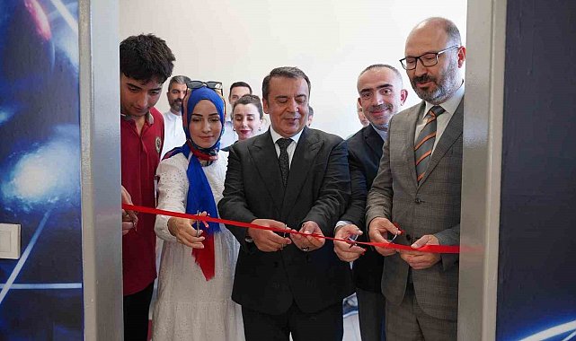 Eğitime destek: Yenibosna Anadolu İmam Hatip Lisesi'nde Fizik Laboratuvarı açıldı