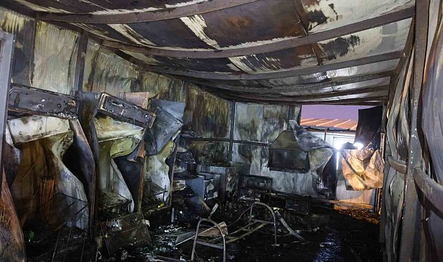 Ekmek teknesini saran alevleri söndürmeye çalışan tostçu yaralandı