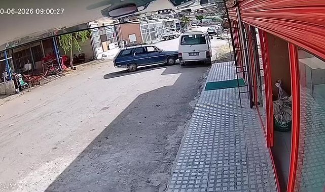 El freni çekilmeyen otomobil hareket edip minibüse çarptı: O anlar kamerada