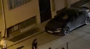 Elazığ'da iki kadın ile bir şahsın sokak ortasındaki kavgası kamerada