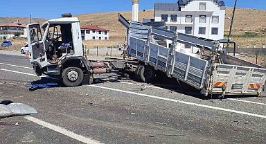 Elazığ'da kamyonlar çarpıştı: 1 yaralı