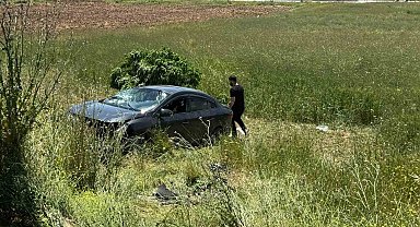 Elazığ'da otomobil tarlaya uçtu: 3 yaralı