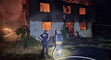Elektrik kontağından çıkan yangında 2 katlı ev küle döndü