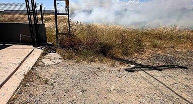 Elektrik tellerine çarpan kuş yangın çıkardı