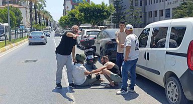 Elektrikli otomobille çarpışan motosikletli yaralandı