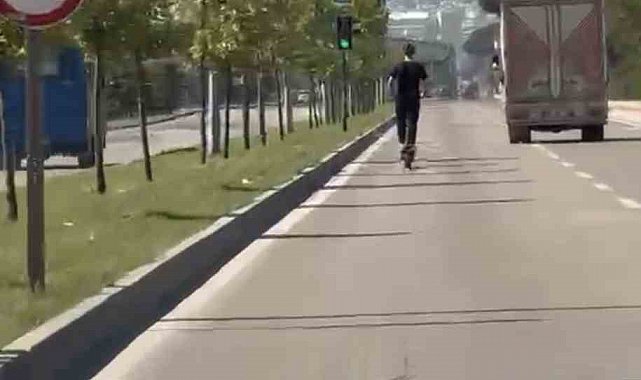 Elektrikli scooter üzerinde tehlikeli yolculuk kamerada