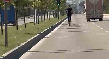 Elektrikli scooter üzerinde tehlikeli yolculuk kamerada