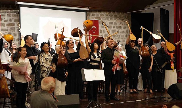 Emekli astsubaylardan Babalar Günü'ne özel türkü şöleni