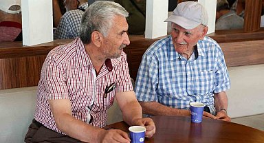 Emeklilere ücretsiz çay ve su ikramıyla kütüphane imkanı