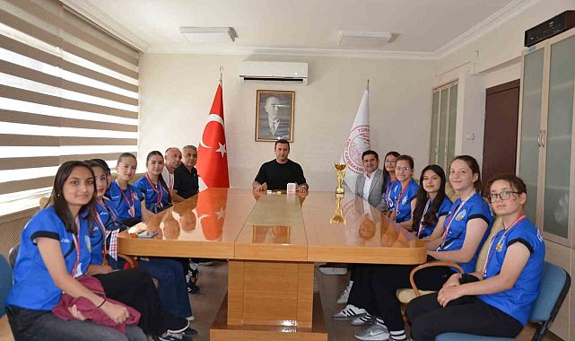 Emet Kaymakamı Başkapan, il birincisi kız voleybol takımını kabul etti