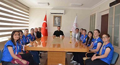 Emet Kaymakamı Başkapan, il birincisi kız voleybol takımını kabul etti