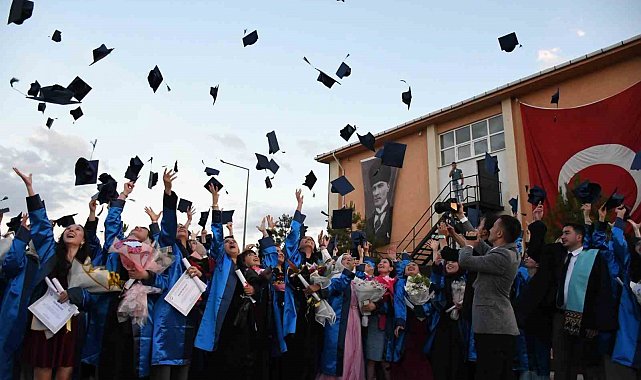 Emet MYO'da mezuniyet coşkusu