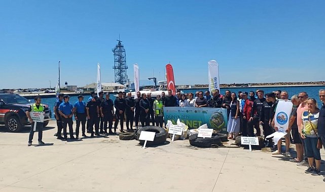 Enez'de kurbağa adamlar deniz dibindeki atıkları temizledi