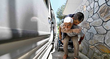Engelli oğlunu sırtında taşıyan babanın yol sorunu çözüldü
