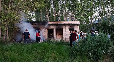 Erciş'te odunluk yangını