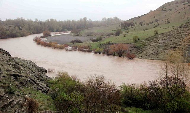 Eriyen kar suları Karasu ve Fırat'ın debisini artırdı