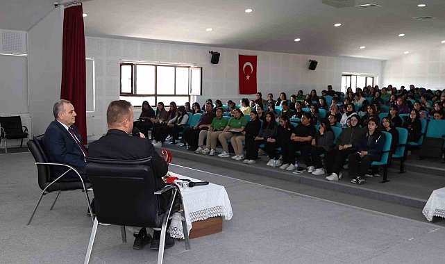 ERÜ Rektörü Altun, Develi'de öğrenciler ile buluştu