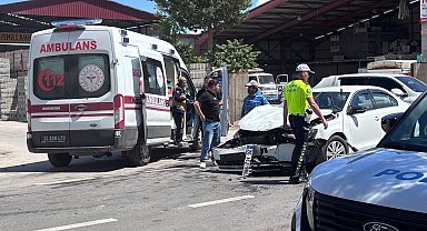 Erzincan'da 3 araçlı trafik kazası güvenlik kamerasına yansıdı