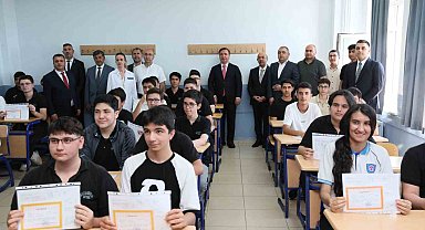 Erzincan'da 41 bin 526 öğrenci karne heyecanı yaşadı