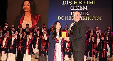 Erzincan'da 82 genç diş hekimi mezuniyet coşkusu yaşadı